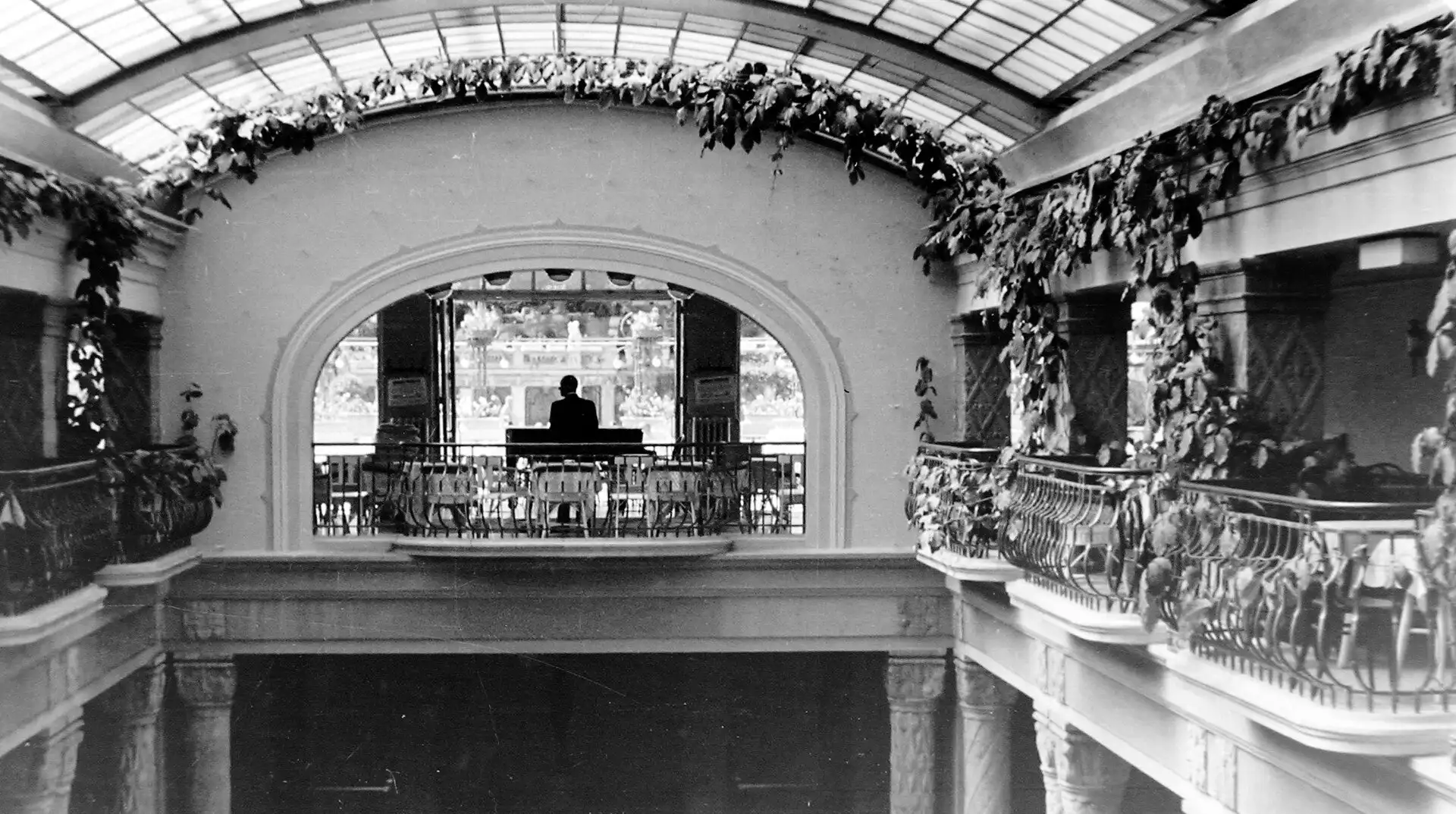 The indoor swimming pool hall of Gellért bath in 1939, with its columns, gallery and arched window
