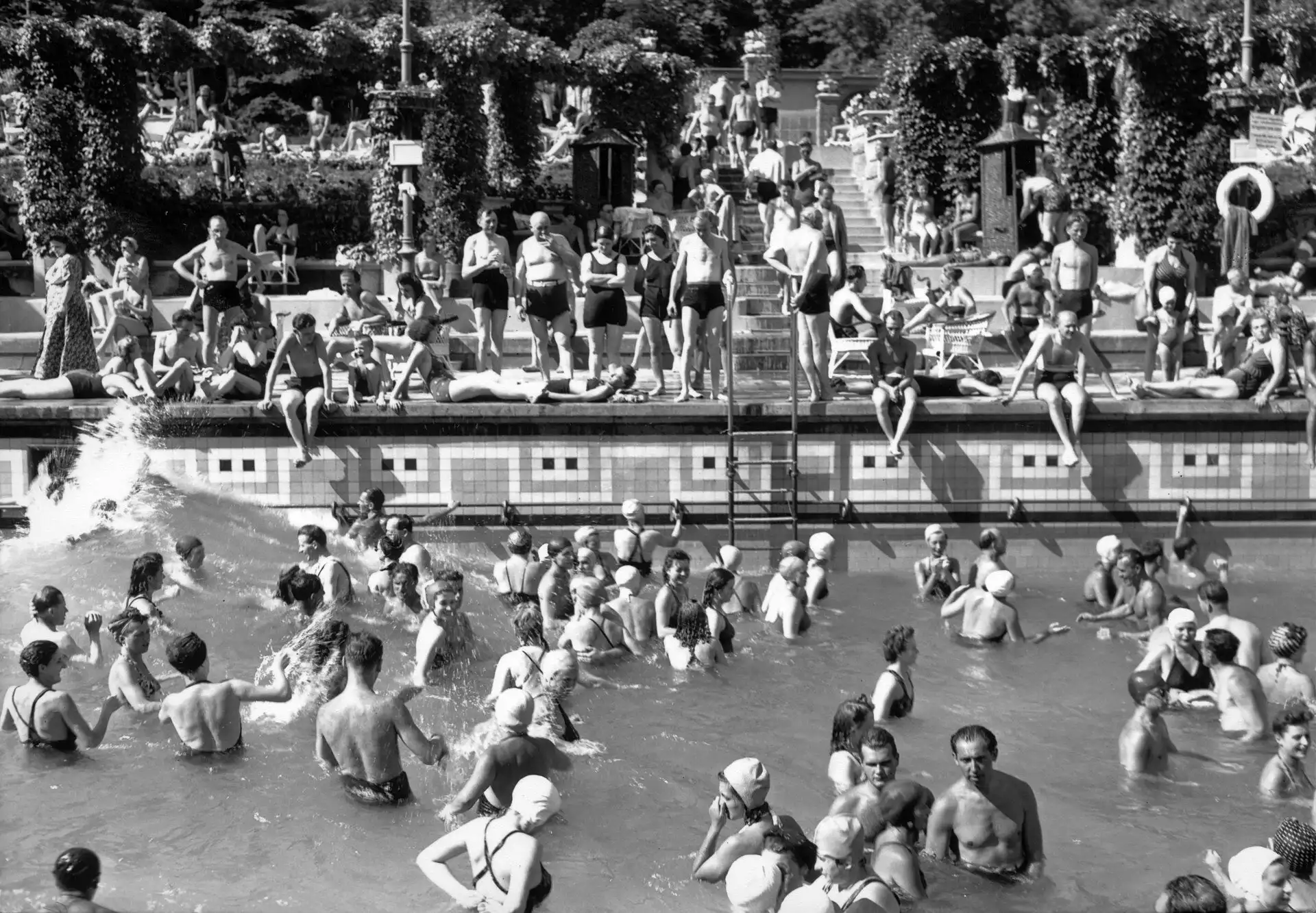 The Gellért wave pool in 1943, packed with bathers in the water and on the terraces around it