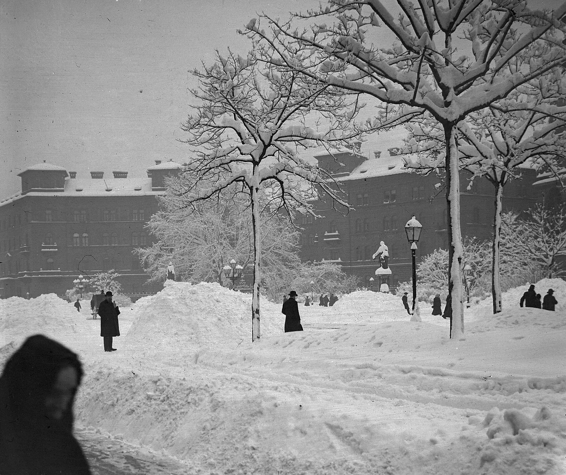 Kodály körönd under snow in 1907, when it was still plain Körönd, with bare trees in front of the palace blocks