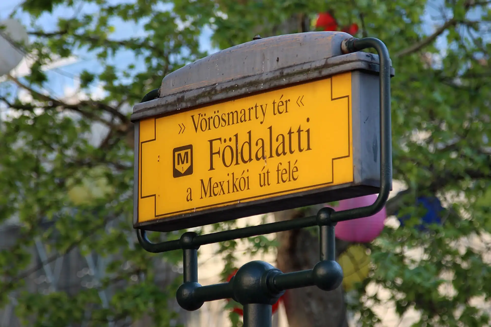 The yellow Földalatti sign over the M1 stairway at Vörösmarty tér, reading towards Mexikói út, with the M logo